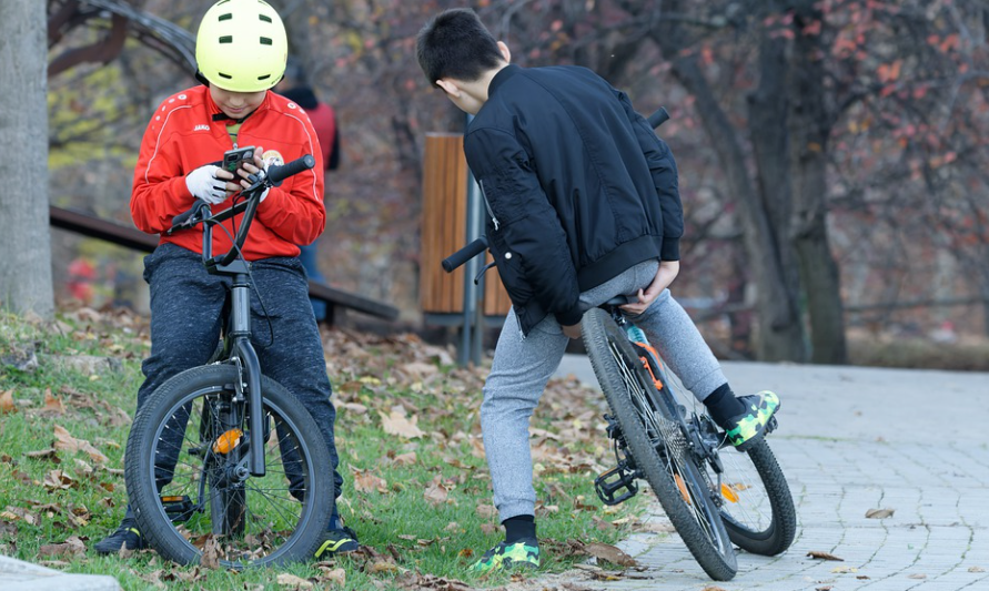 children with phone
